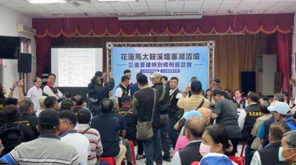 惠盈财富 亲绿议长踹桌怒骂，傅崐萁回呛“黑道”，光复乡座谈会气氛紧张